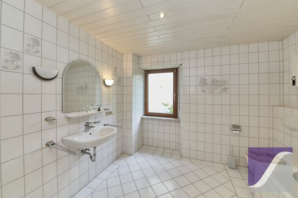 Mülheim: Zwei Häuser mit Garten und Parkplätzen zu einem Kaufpreis