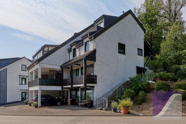Bernkastel-Kues: Gepflegtes Mehrfamilienhaus mit Burg- und Fernblick
