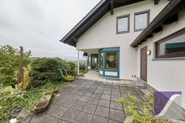 Veldenz: Zweifamilienhaus mit ELW und Fernblick