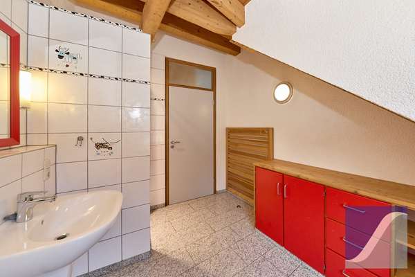 Lieser: 5-Zi.-Wohnung mit Dachterrasse und Fernblick