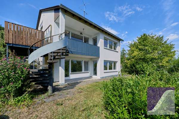 Bernkastel-Kues: Freistehendes Wohnhaus mit Doppelgarage und Garten