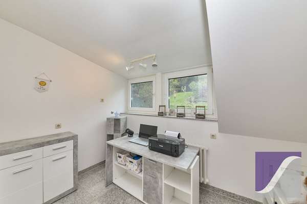 Bernkastel-Kues: Besonderes Anwesen mit parkartigem Garten und Garagen