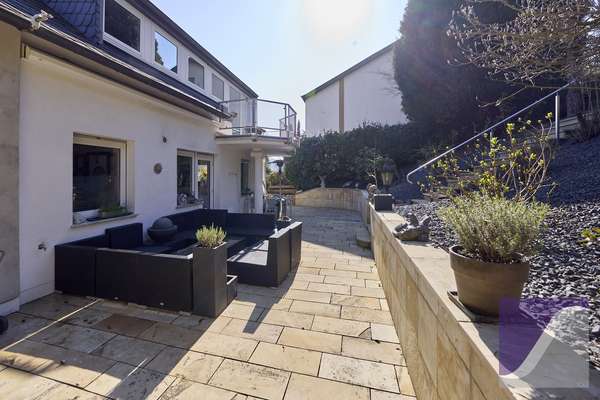 Bernkastel-Kues: Besonderes Anwesen mit parkartigem Garten