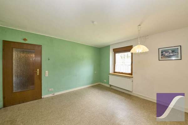 Berndorf: Renovierungsbedürftiges Wohnhaus mit Scheune und Garagen