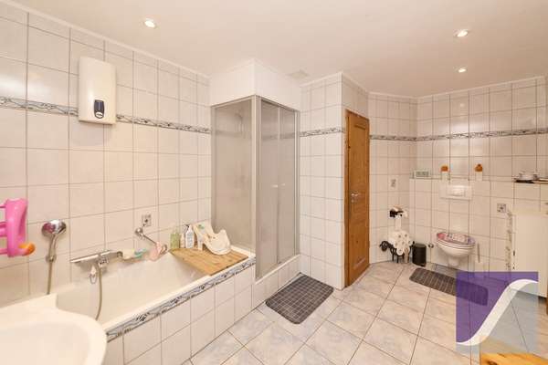 Nähe Bernkastel-Kues: Wohnhaus mit Balkon und PKW-Stellplatz