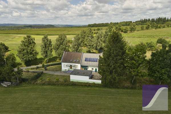 Berndorf: Renovierungsbedürftiges Wohnhaus mit Scheune und Garagen