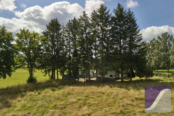 Berndorf: Renovierungsbedürftiges Wohnhaus mit Scheune und Garagen