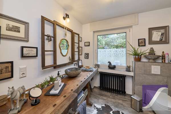 Bernkastel-Kues: Besonderes Anwesen mit parkartigem Garten und Garagen