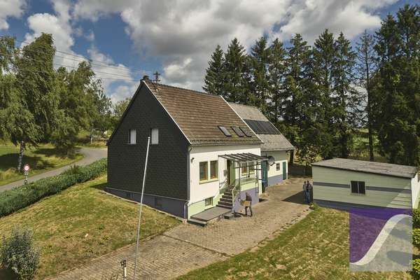 Berndorf: Renovierungsbedürftiges Wohnhaus mit Scheune und Garagen