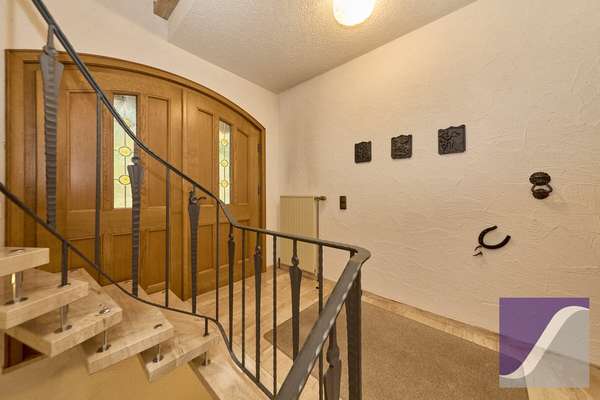 Veldenz: Zweifamilienhaus mit ELW und Fernblick