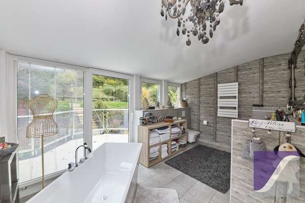 Bernkastel-Kues: Besonderes Anwesen mit parkartigem Garten und Garagen