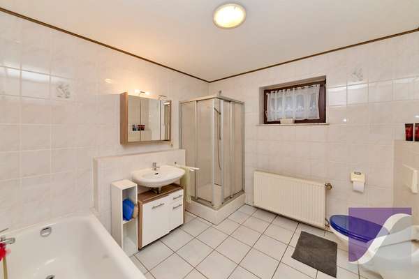 Bekond: Freistehendes Wohnhaus mit Garage und großzügigem Garten