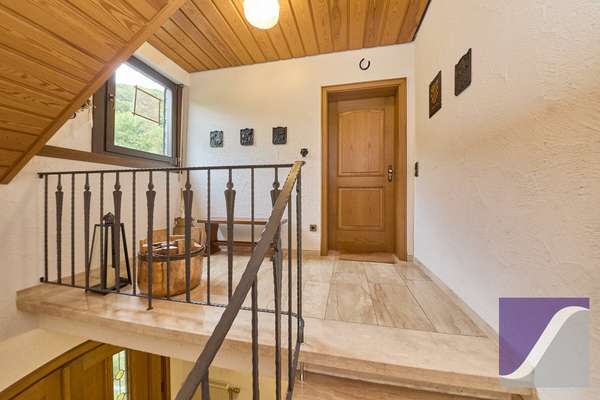 Veldenz: Zweifamilienhaus mit ELW und Fernblick