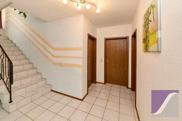Bekond: Freistehendes Wohnhaus mit Garage und großzügigem Garten
