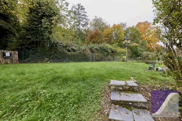 Bernkastel-Kues: Besonderes Anwesen mit parkartigem Garten und Garagen