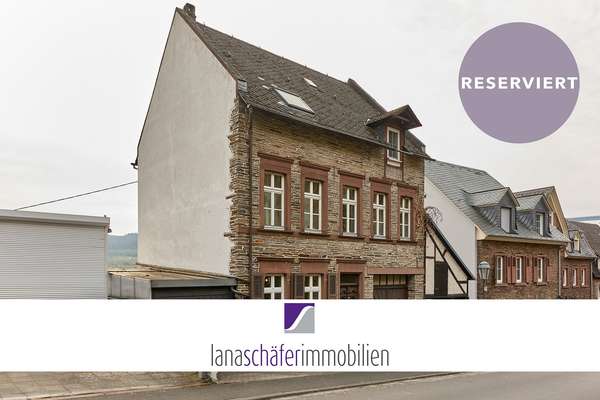 Ürzig: Wohnhaus mit Garage, Garten und Panoramablick