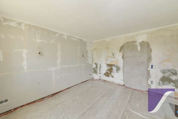 Berndorf: Renovierungsbedürftiges Wohnhaus mit Scheune und Garagen