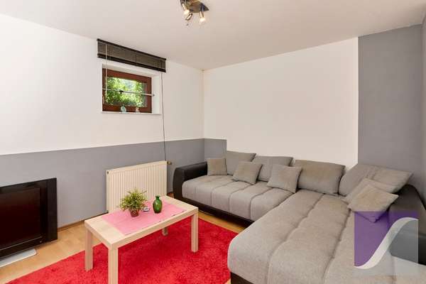 Bekond: Freistehendes Wohnhaus mit Garage und großzügigem Garten