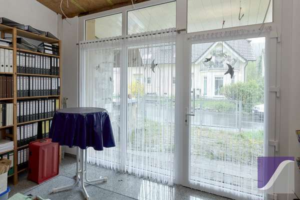 Burgen: Großzügiges Wohnhaus mit Terrasse und Außenstellplätzen