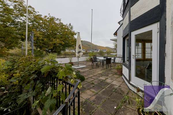 Lösnich: Gästehaus mit Betreiberwohnung und Moselblick