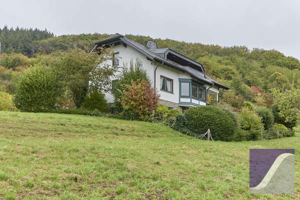 Veldenz: Zweifamilienhaus mit ELW und Fernblick