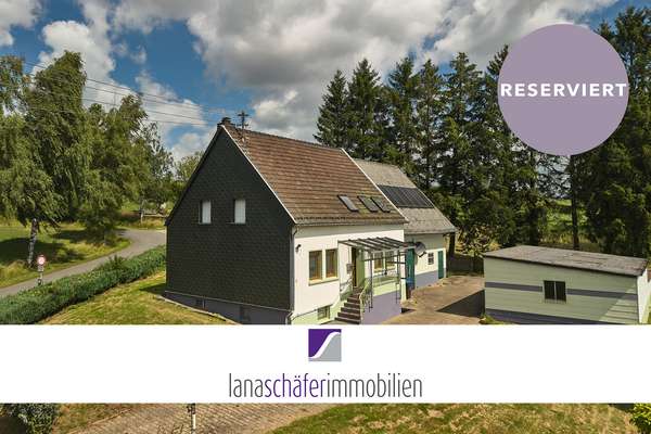 Berndorf: Renovierungsbedürftiges Wohnhaus mit Scheune und Garagen