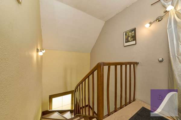 Berndorf: Renovierungsbedürftiges Wohnhaus mit Scheune und Garagen