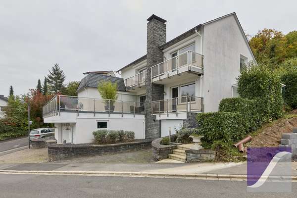 Bernkastel-Kues: Besonderes Anwesen mit parkartigem Garten und Garagen