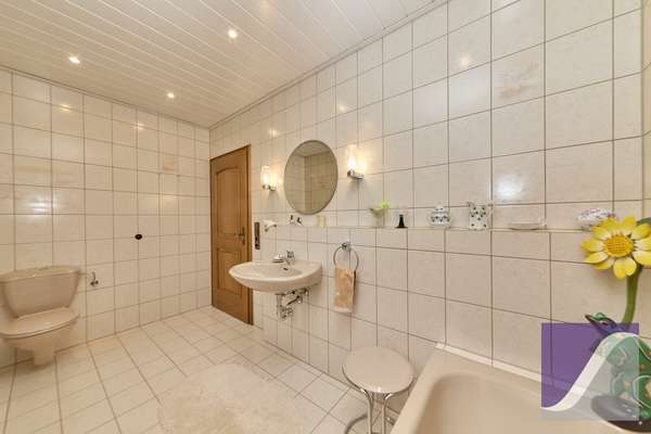 Veldenz: Zweifamilienhaus mit ELW und Fernblick