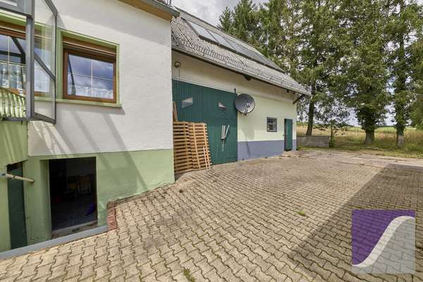 Berndorf: Renovierungsbedürftiges Wohnhaus mit Scheune und Garagen