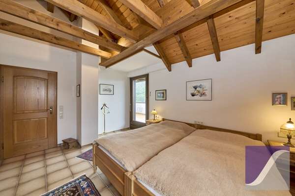 Veldenz: Zweifamilienhaus mit ELW und Fernblick