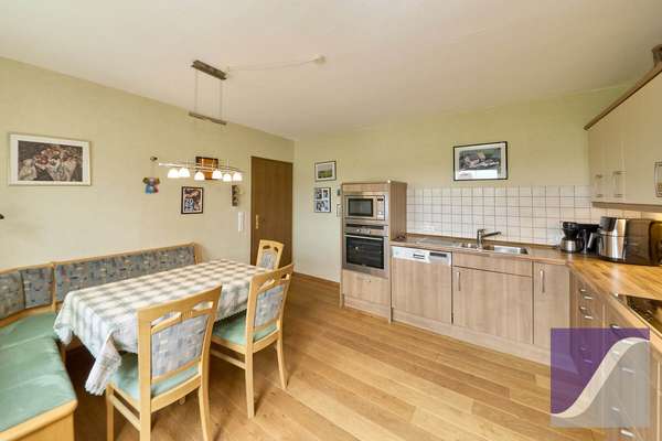 Berndorf: Renovierungsbedürftiges Wohnhaus mit Scheune und Garagen