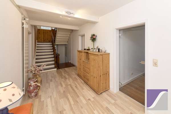 Burgen: Großzügiges Wohnhaus mit Terrasse und Außenstellplätzen
