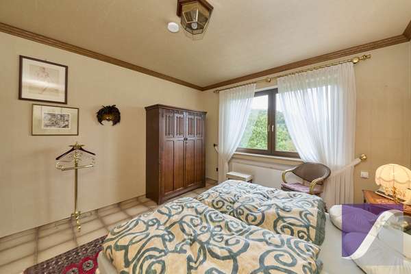 Veldenz: Zweifamilienhaus mit ELW und Fernblick