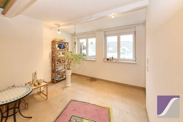 Burgen: Großzügiges Wohnhaus mit Terrasse und Außenstellplätzen