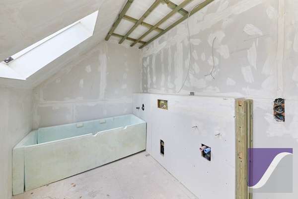 Berndorf: Renovierungsbedürftiges Wohnhaus mit Scheune und Garagen