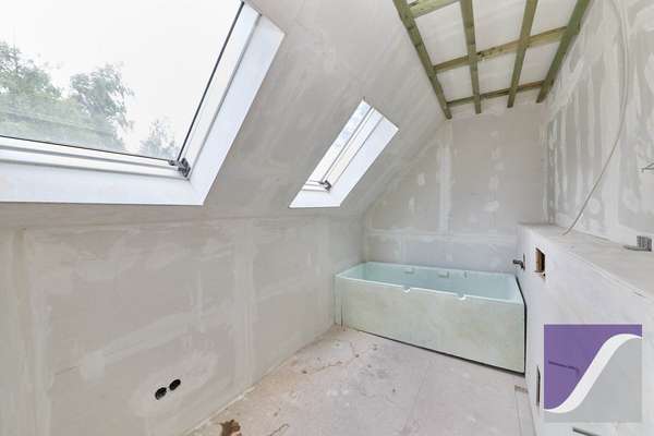 Berndorf: Renovierungsbedürftiges Wohnhaus mit Scheune und Garagen