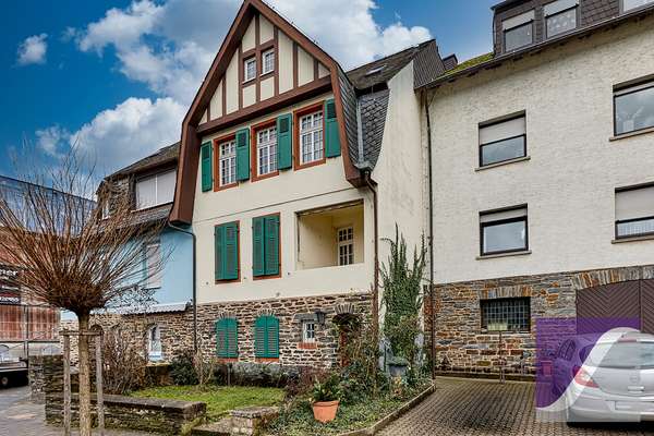 Bernkastel-Kues: 5-Zi.-Altbauwohnung mit Balkon in zentraler Lage