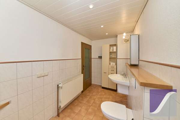 Berndorf: Renovierungsbedürftiges Wohnhaus mit Scheune und Garagen