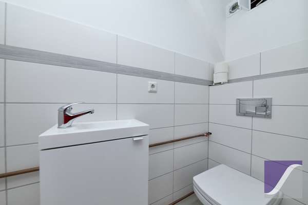 Burgen: Großzügiges Wohnhaus mit Terrasse und Außenstellplätzen