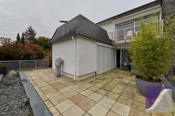 Bernkastel-Kues: Besonderes Anwesen mit parkartigem Garten und Garagen