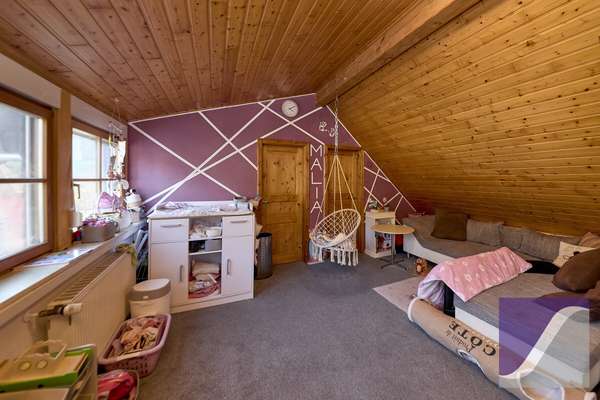 Zeltingen-Rachtig: Wohnhaus mit Balkon und PKW-Stellplatz