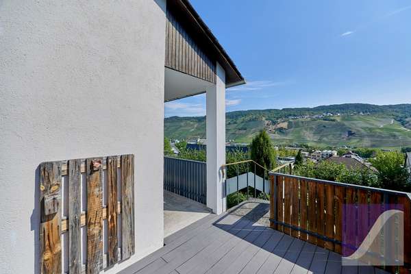 Bernkastel-Kues: Freistehendes Wohnhaus mit Doppelgarage und Garten