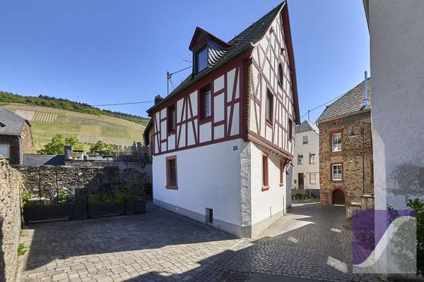 Bernkastel-Kues: Charmantes Fachwerkjuwel an der Mosel