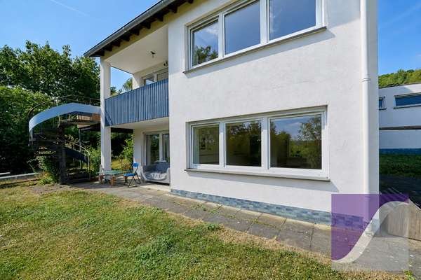 Bernkastel-Kues: Freistehendes Wohnhaus mit Doppelgarage und Garten