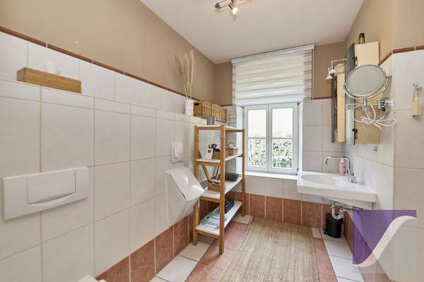 Ürzig: Wohnhaus mit 8 Zi., Panoramablick und Garten