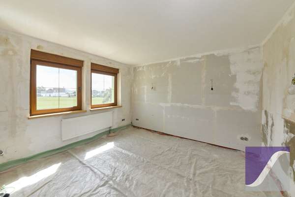 Berndorf: Renovierungsbedürftiges Wohnhaus mit Scheune und Garagen