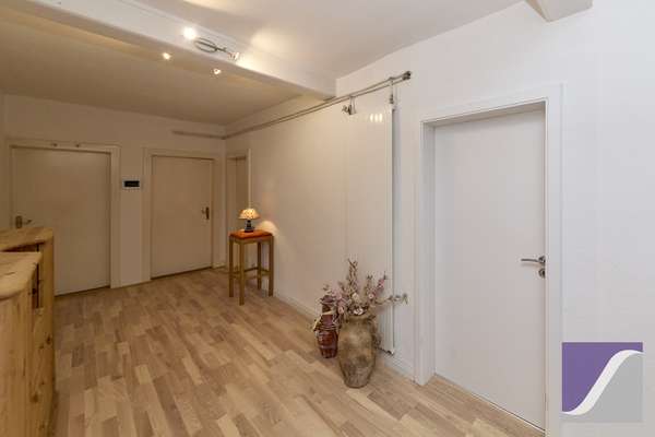 Burgen: Großzügiges Wohnhaus mit Terrasse und Außenstellplätzen