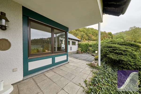 Veldenz: Zweifamilienhaus mit ELW und Fernblick