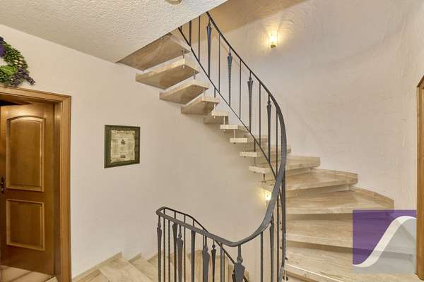 Veldenz: Zweifamilienhaus mit ELW und Fernblick